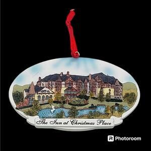 2007 Pigeon Forge TN The Inn At Christmas Place Ceramic 3-D Oval Ornament